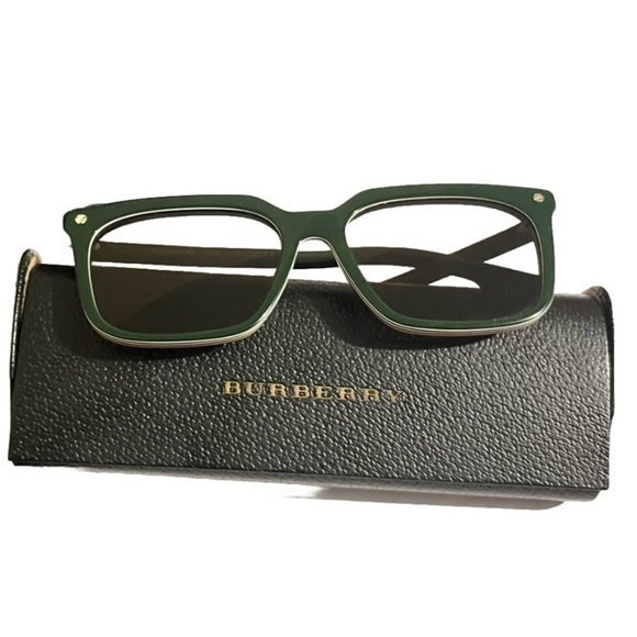 Burberry sun glasses pre loved but in excellent condition - Picture 1 of 6